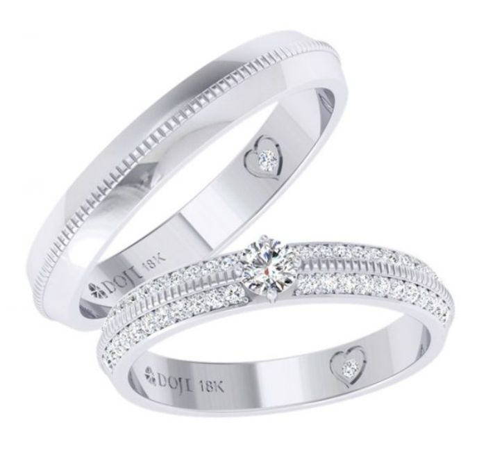 Marry Blog :: Nhẫn cưới vàng khắc họa tiết sắc sảo đính kim cương